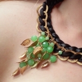 Колье из кожи и хризопраза "Ветвь оливы"