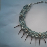 Джинсовое колье с шипами