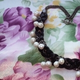 Ожерелье из кожи с жемчугом "Ландыши"